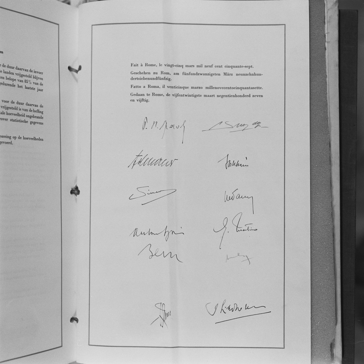 SEDAS_EsUe's tweet photo. 📝Los Tratados de Roma, firmados el 25/03/1957, establecieron la Comunidad Económica Europea #CEE y de la Comunidad Europea de la Energía Atómica #EURATOM 
Uno de los pasos más importantes en el proceso de la construcción europea🇪🇺
#SEDAS [https://t.co/6Q2LQXkD00] 
#CDEuropa https://t.co/UlCf70FHin
