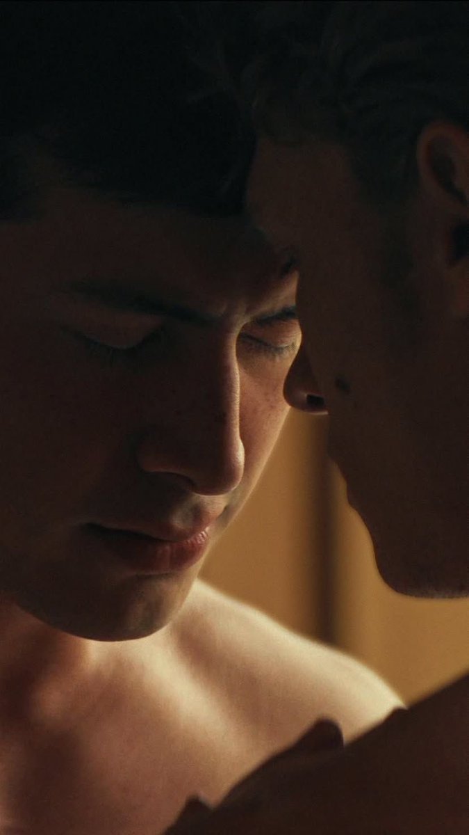 ari 🦆 | ᴴᴼᴸᴸᴬᴺᴼⱽ reading TLG! tweet media