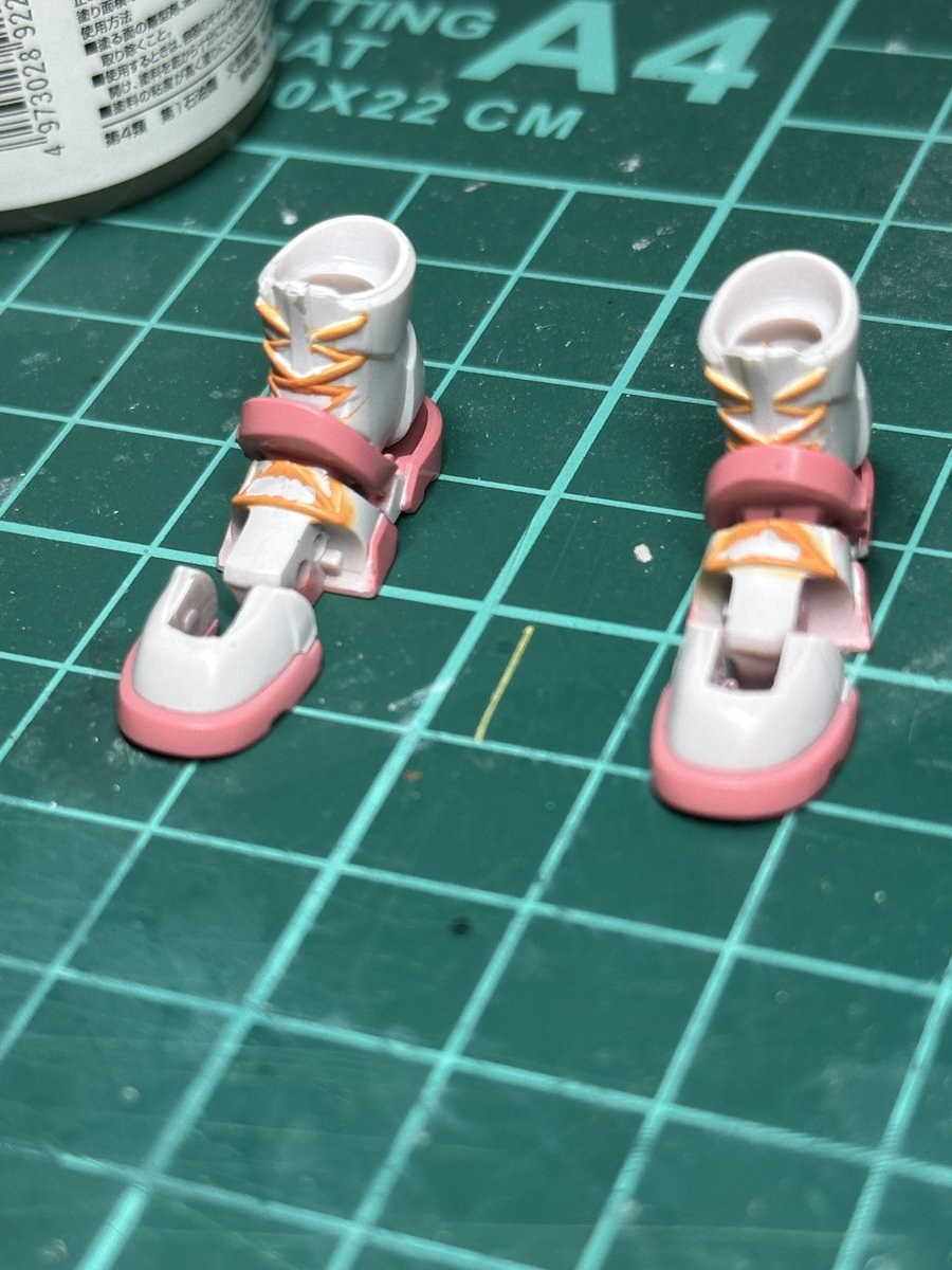 公式の作例では白系の単色だったブーツくんにはマスキングの練習台になってもらう！
当たり前のようにはみ出るわ濡れてないわだけどリタッチの練習できる！と前向きに考えるなどした
今日はここまで