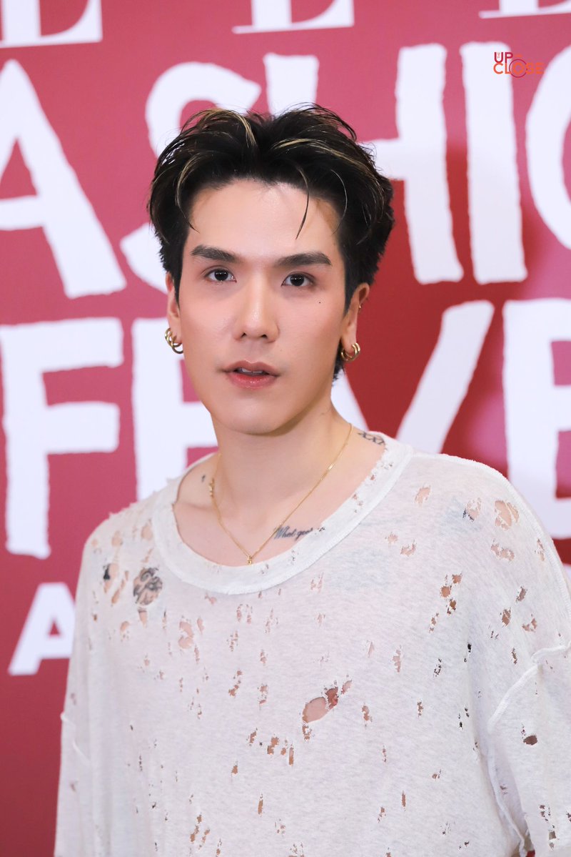 The Up-close tweet media