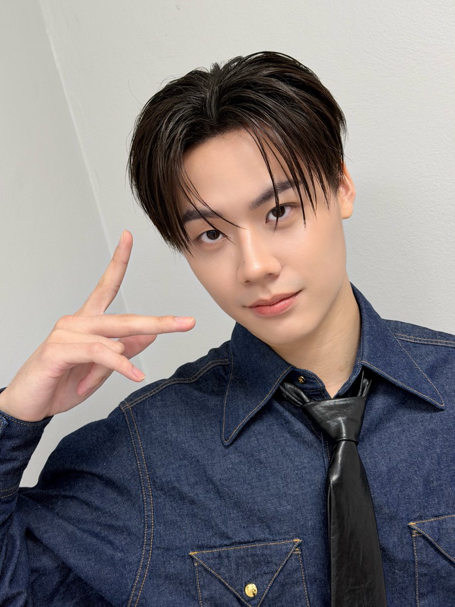 ‘จั๊มพ์’ กับลุคร่วมงาน ‘Central Park The Grand Celebration’ วันนี้ค้าบบ 🫡🌥️

CENTRAL PARK WITH JUMP
#CentralParkxJUMP
#CentralParkGrandCelebration #HereForAllOfYou #CentralParkBangkok 
#pisitpol_j 
#MchoiceArtist