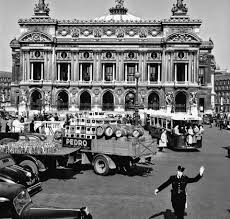 📸 Slim Aarons. 
Place de l'Opéra 
Années 1950. Paris