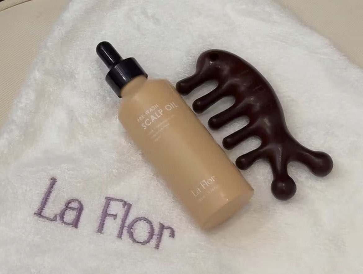 girls, if you have messy and dry hair. try this one pre-wash oil. its from <a href="/LaFlorHaircare/">La Flor</a> 🫧🌟

surprisingly rambut jadi lembut gila!!!