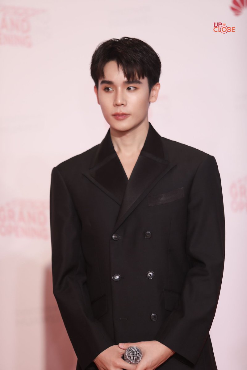 The Up-close tweet media