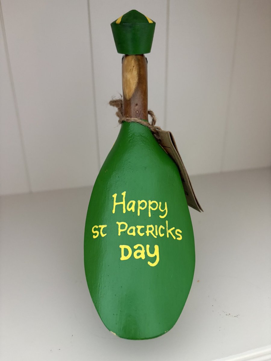 IEAmbJakarta's tweet image. Very lucky to have received these special gifts from some very talented members of the Irish community in #Bali Helping us keep the #SaintPatricksDay celebrations going in #Jakarta this weekend ☘️