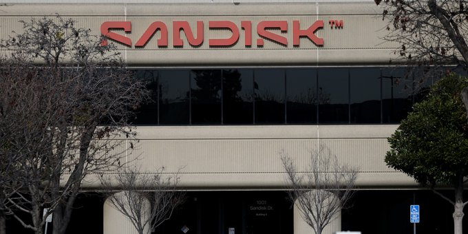 NathanRamirezT7's tweet photo. Sandisk’s $1B investment in Nanya underscores memory cycle recovery bets. Traders eye DRAM/NAND pricing rebound, fueling semiconductor volatility and capex-driven upside.
$WDC $MU $NVDA https://t.co/XgXrLW529Y