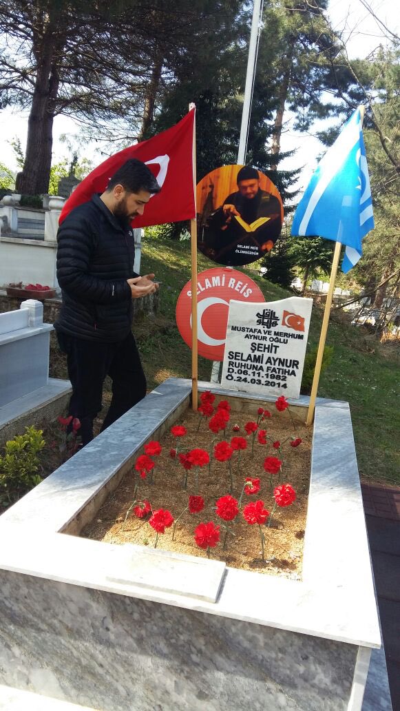ademozkose's tweet photo. Halep'te Esed güçleri ve İranlı milislere karşı savaşırken şehit düşen Selami Aynur kardeşime rahmet olsun. Suriye’yi kanlarıyla özgürleştiren Anadolu’nun yiğit evlatlarını, ümmetin fedakar kahramanlarını unutmadık, unutturmayacağız. https://t.co/dKBT1dapZ8