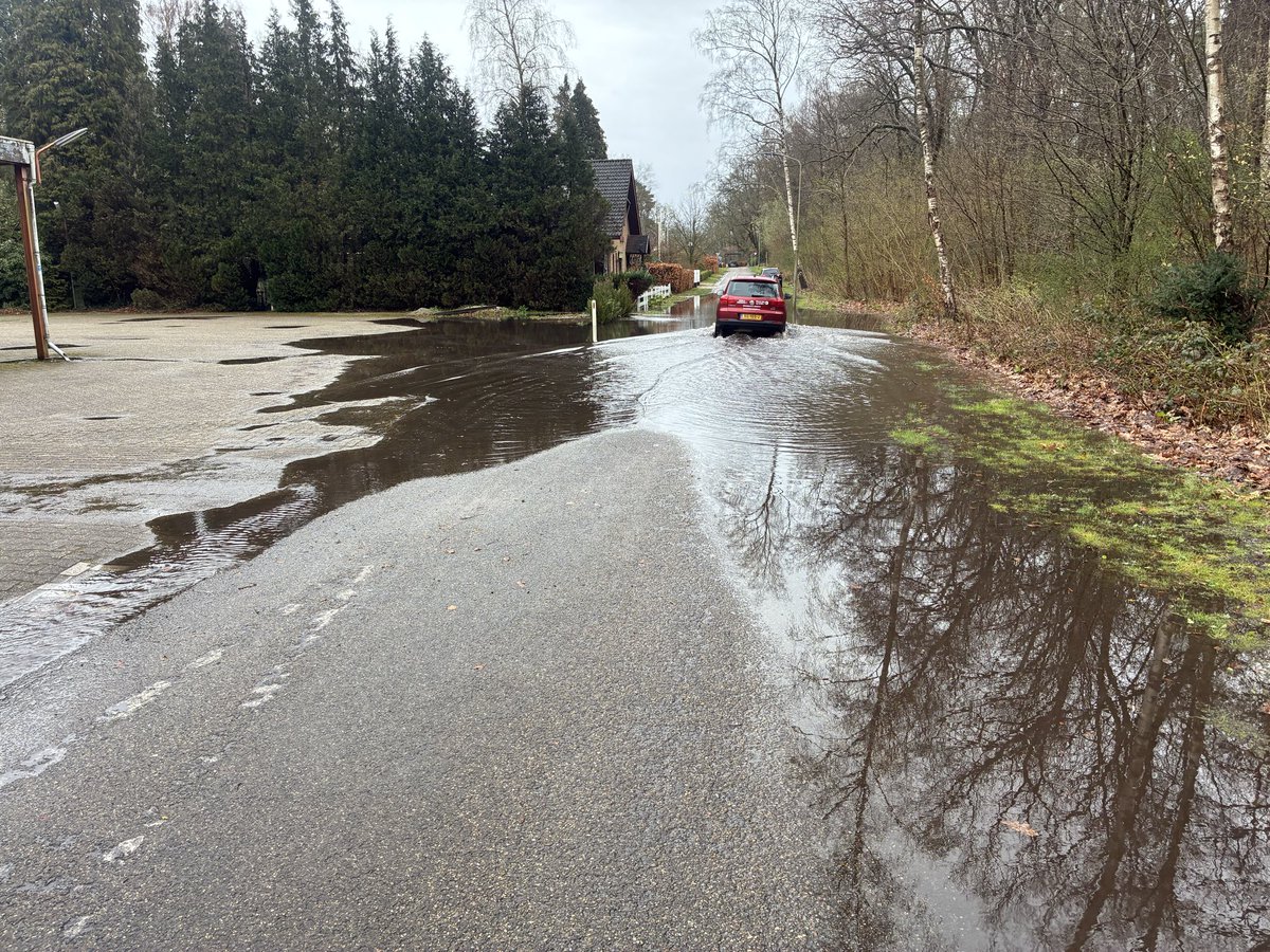 edwinuitzwolle's tweet image. Bij de buren in @gem_Hattem loopt het een beetje over… #regen