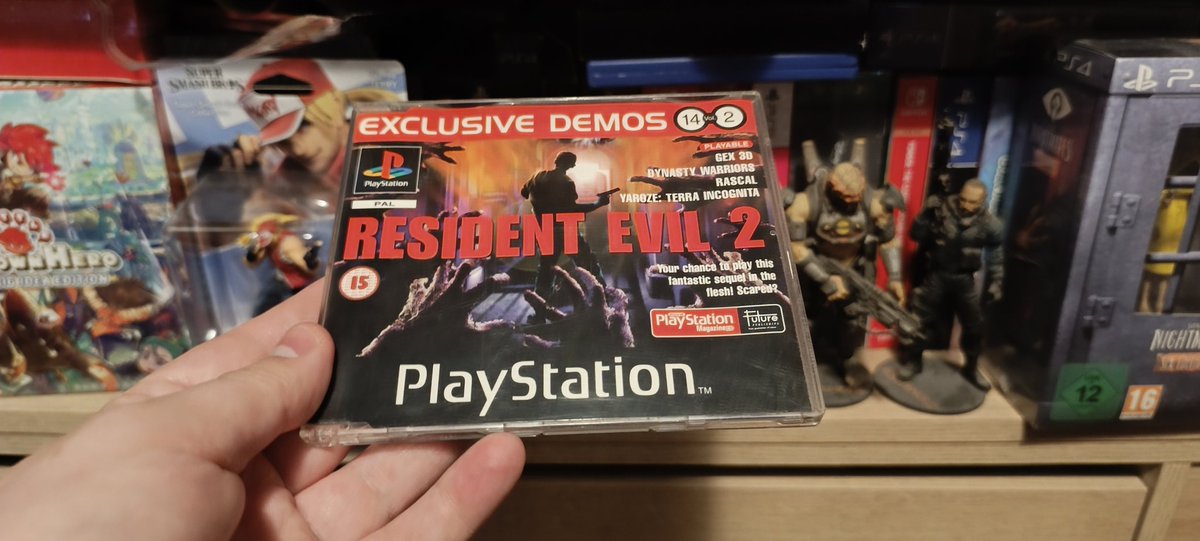La famosa demo de Resident Evil 2 que iba por tiempo.
La primera vez que la jugué fue en casa de mi primo Adrián. Venía con la PlayStation Magazine dentro de un sobre de papel. Tiempo después, cuando me puse en modo coleccionista nostálgico la pillé, pero UK, en caja de plástico.