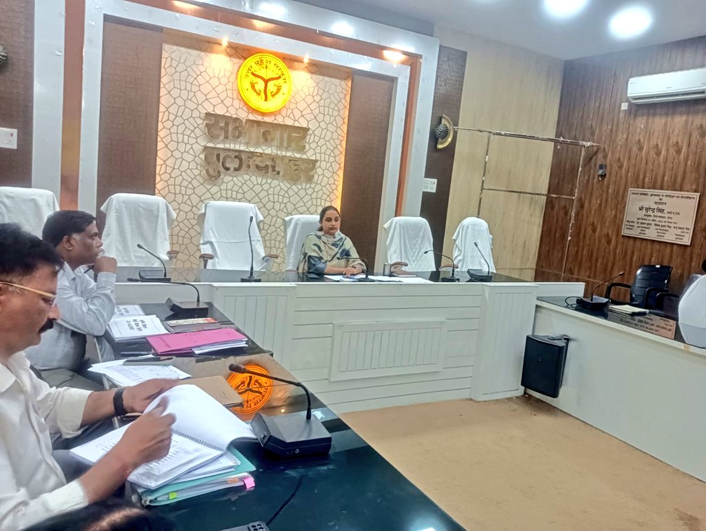 dmbulandshahr's tweet photo. आज कृषि विभाग के समस्त कार्यकारी विभागों की समीक्षा बैठक कर कृषि विभाग की समस्त योजनाओं में प्रगति की विस्तृत जानकारी ली तथा कुछ FPO's द्वारा किये गये सफल कार्यों के बारे में बताया गया। कृषकों को उन्नत व आधुनिक तकनीकों से जागरूक कर अधिक से अधिक लाभान्वित किये जाने के निर्देश दिए। https://t.co/zFKBgCKbkq