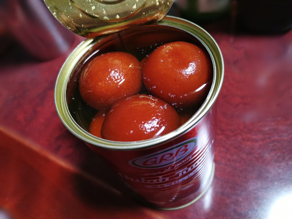 食べた感想
甘い、とにかく甘い、砂糖の暴力
口に入れた瞬間はそうでもないのに、噛んだ瞬間にシロップが染み出て砂糖に口の中が犯される
甘すぎて脳みそが覚醒する
体が拒絶し始めるからみんなは一缶じゃなくて、一度に2、3個にしようね 