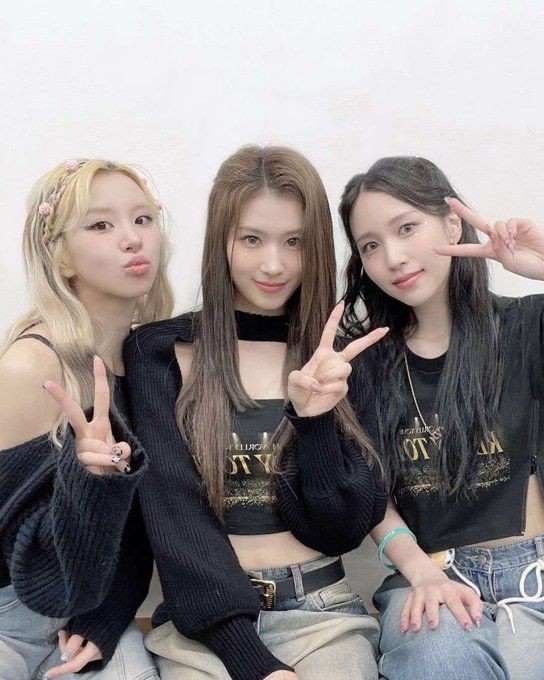 hourly chaeyoung 🫧 tweet media