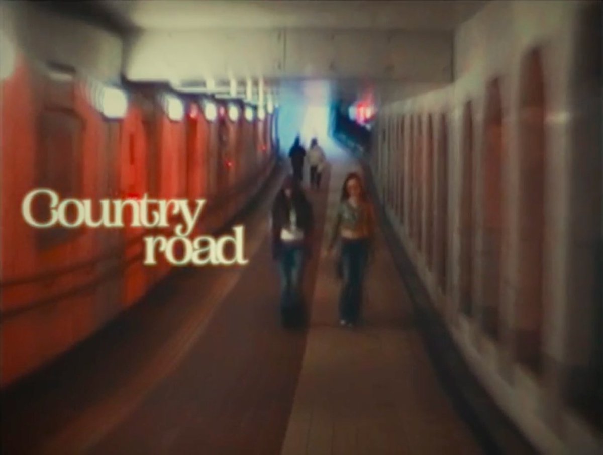 妖艶金魚(<a href="/yoenkingyo/">妖艶金魚</a> )
「Country Road」Music Video が解禁！

2人のルーツが存分に感じられる一曲。
MVは2人の故郷・岐阜で撮影され、妖艶金魚と故郷を巡る懐かしくも切ない風情が詰まった映像に。

📹️youtu.be/BWfKSaElYAg
🎧️yoenkingyo.lnk.to/echoes-horizons