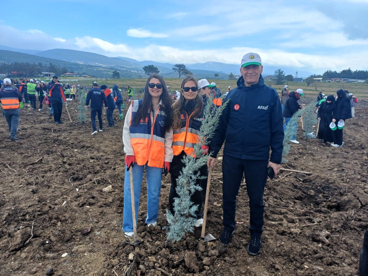 izmirafad's tweet photo. 21–26 Mart Dünya Ormancılık Günü ve Orman Haftası kapsamında düzenlenen "Türkiye’nin Gücü Orman" etkinliği, Sayın Valimiz Dr. Süleyman ELBAN’ın açılış konuşmalarıyla Bornova ilçesi Yakaköy Mahallesi’nde gerçekleşti. https://t.co/v3zFJmpTTj