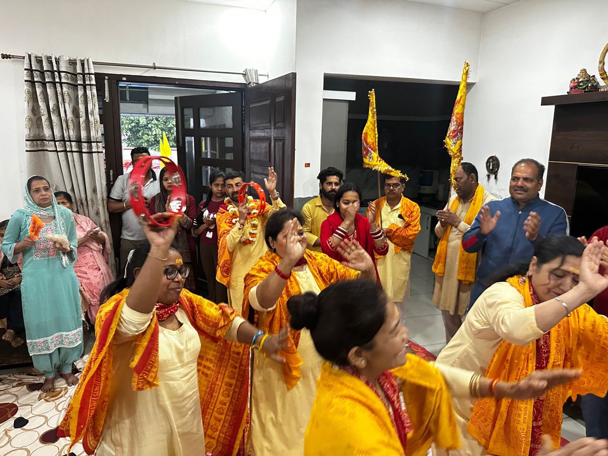 Malikrosyanand's tweet image. जय सिया राम सुमिरन ग्रुप के द्वारा हिंदू नववर्ष , चैत्र के पंचम व छठे नवरात्र पर आयोजित प्रभातफेरी आजाद नगर व कृष्णा कॉलोनी में पहुँची सभी को नववर्ष की बधाई दी और माता रानी का गुणगान कर सभी की सुख समृद्धि के लिए मंगलकामना की।।

#ChaitraNavratri #Navratri2026 #MaaDurga