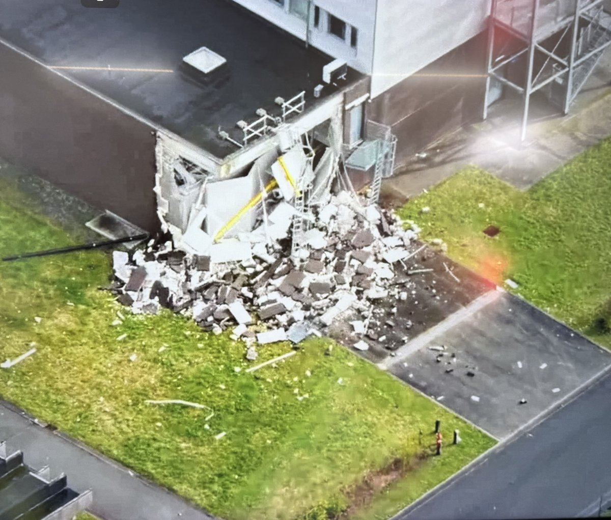 egbertlachaert's tweet photo. ‼️ De situatie aan de faculteit Diergeneeskunde in Merelbeke-Melle is onder controle. De schade aan een gebouw met stallen is wel zeer groot, maar gelukkig vielen er geen grote slachtoffers. Iemand werd met lichte verwondingen voor verzorging weg gebracht en de dieren werden ook in veiligheid gebracht. 

👍 Er werd ook onderzocht of er schadelijke stoffen in de natuur kwamen, maar dat is niet het geval.

🐄 De faculteit kan haar activiteiten ook terug opstarten. Het getroffen gebouw wordt wel verder onderzocht, voor een deel ervan terug in gebruik kan genomen worden. Door de drukgolf, die niet alleen de buitenmuur wegblies, is er door het gebouw heen schade. De stabiliteit van het gebouw wordt nog verder onderzocht.

🤞 Al bij al mogen we blij zijn dat ondanks de grote materiële schade er verder geen menselijke of dierlijke schade is.

🤝 Grote dank aan de veiligheidsdiensten voor de goede opvolging en zorgen!