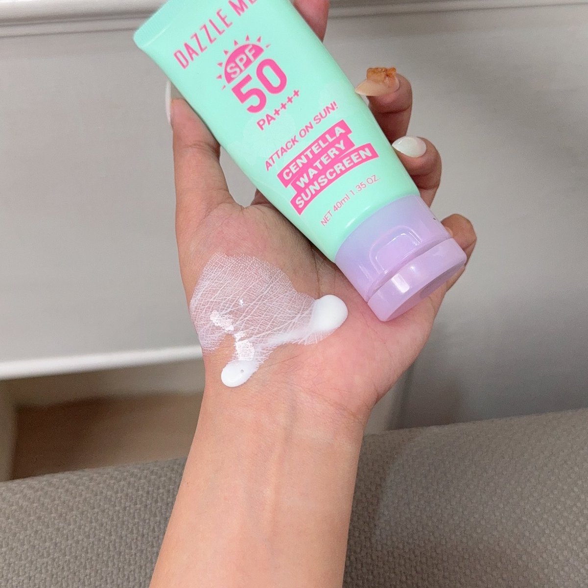 jubejann's tweet image. กันแดดของคนเป็นสิวง่ายสุดๆ Dazzle Me Centella Watery 🤏🏻 เนื้อโคตรรรเบา ไม่รบกวนเมคอัพ SPF50 PA++++ กันได้ทั้ง UVA UVB มลภาวะ และแสงบลูไลท์ ทาแล้วซึมเข้าผิวเลย ไม่ทิ้งคราบขาวๆ ไม่ทำให้สิวเห่อเพิ่ม อึ้งตรงผิวสวยยันหมดวัน หลอดนึงร้อยต้นๆเอง 

#dazzlemeattackonsun #sunscreen