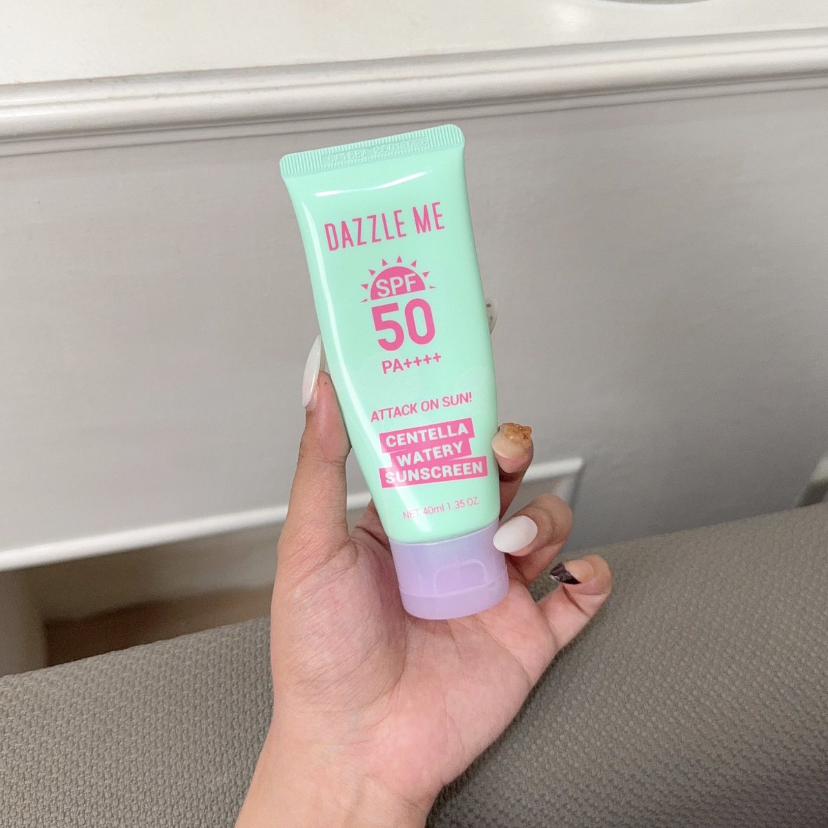 jubejann's tweet image. กันแดดของคนเป็นสิวง่ายสุดๆ Dazzle Me Centella Watery 🤏🏻 เนื้อโคตรรรเบา ไม่รบกวนเมคอัพ SPF50 PA++++ กันได้ทั้ง UVA UVB มลภาวะ และแสงบลูไลท์ ทาแล้วซึมเข้าผิวเลย ไม่ทิ้งคราบขาวๆ ไม่ทำให้สิวเห่อเพิ่ม อึ้งตรงผิวสวยยันหมดวัน หลอดนึงร้อยต้นๆเอง 

#dazzlemeattackonsun #sunscreen