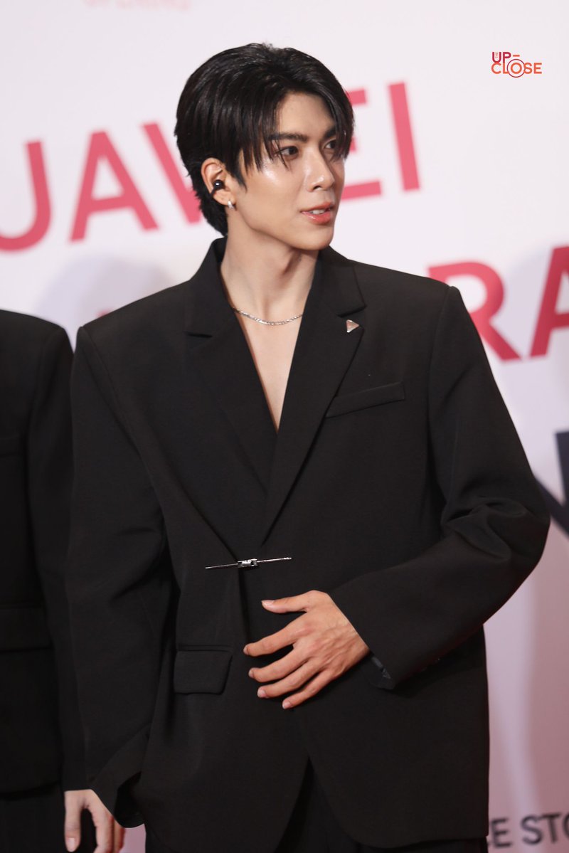 The Up-close tweet media