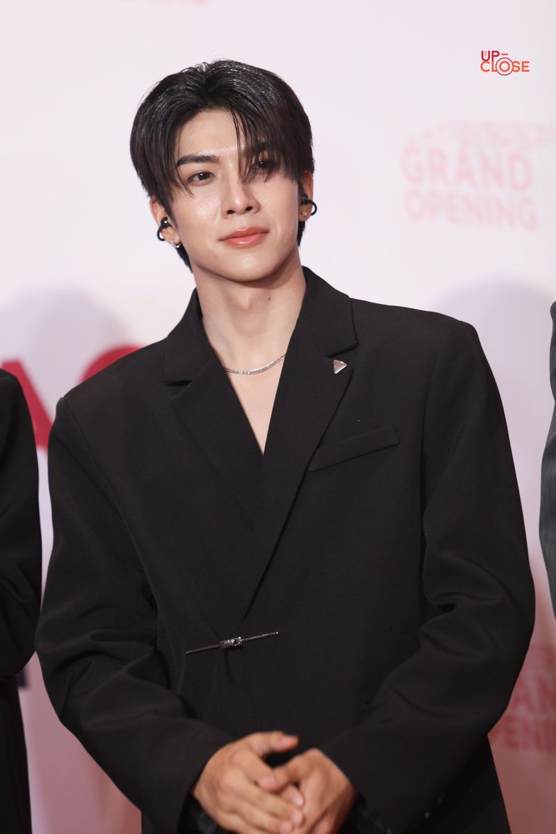 The Up-close tweet media