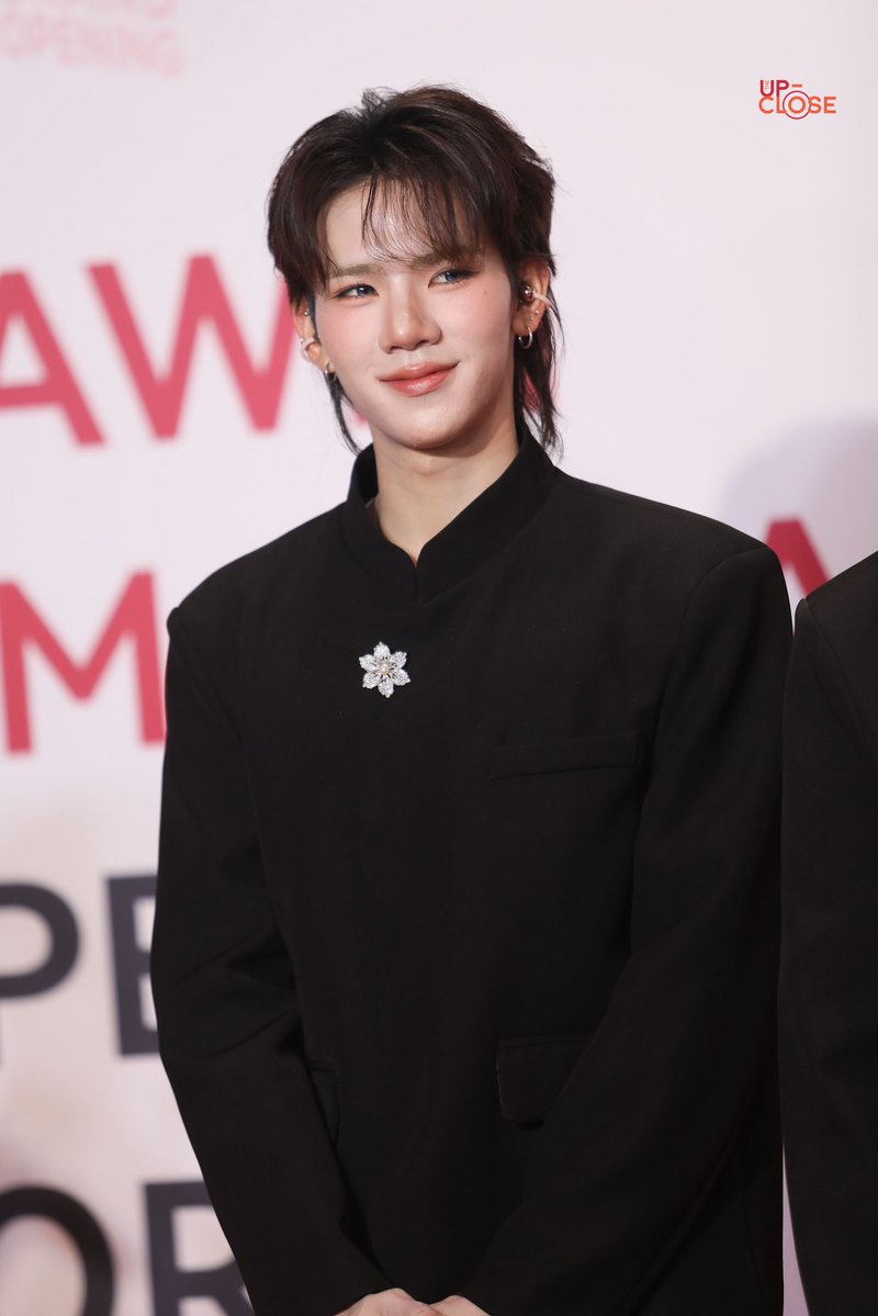 The Up-close tweet media