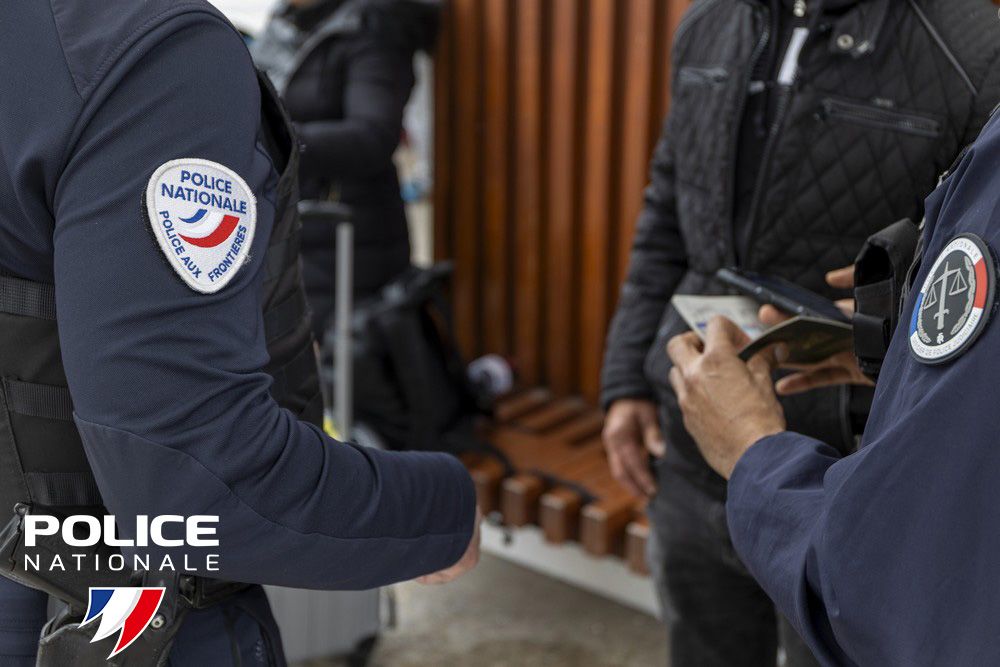 PoliceNat13's tweet photo. #Interpellation | Opération de lutte contre les taxis clandestins à l’aéroport de #Marignane le 22 mars 2026 : 1 individu déféré devant la ⚖️ après avoir pris en charge 2 clientes. L’enquête de la #PAF révèle près de 250 passages sur site depuis septembre.
➡️ Son 🚕 a été saisi. https://t.co/cL3qU6DnlC