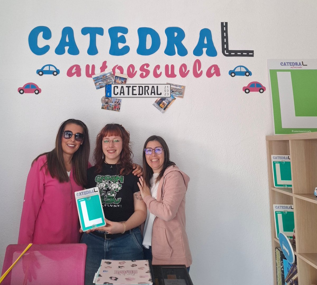Turno para las felicitaciones.

Y es que nuestros alumnos Mohamad y Lucia han superado su examen práctico y ya tienen su L.

Enhorabuena chicos y gracias por confiar en 𝘾𝙖𝙩𝙚𝙙𝙧𝙖𝙇!! 

No lo dudes, #somostuautoescuela 

#Sevillahoy #Autoescuela #DGT #formacionvial