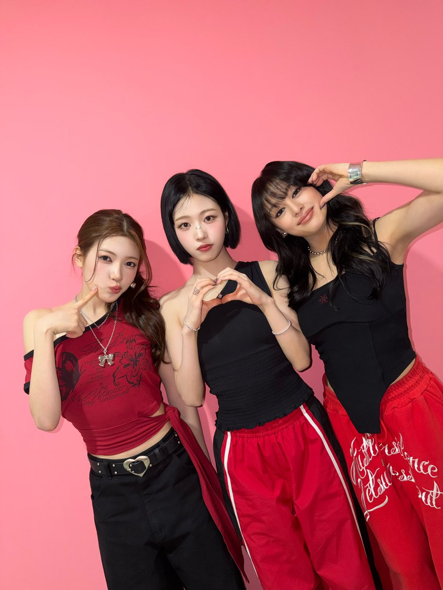 atheart_titan's tweet photo. [📷]

⁺₊ 🎈໑ 🎂

#AtHeart #앳하트 #ButterflyDoors #ARIN #아린 #KATELYN #케이틀린 #SEOHYEON #서현 https://t.co/4Enrs0SQhx