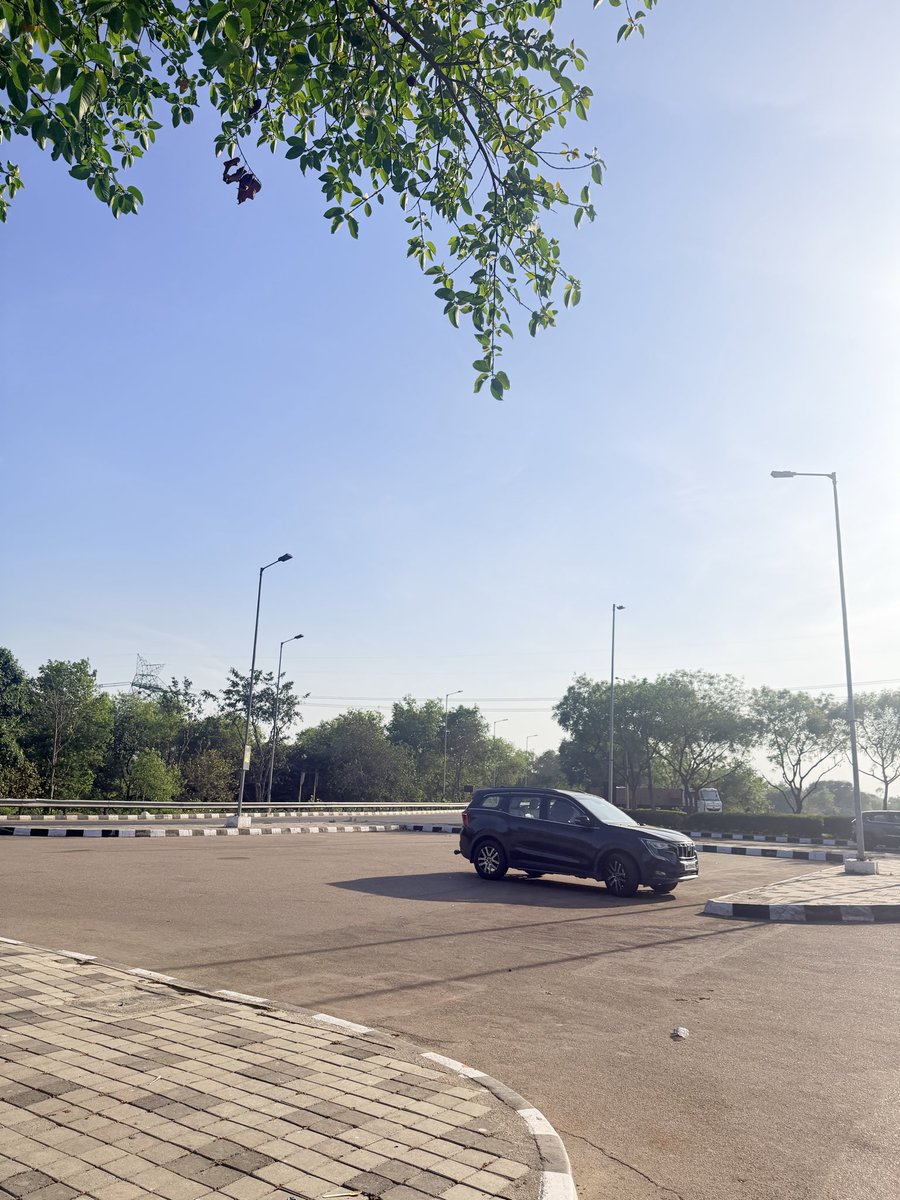 saumya_shukla19's tweet photo. Blue skies..  🕊️🕊️ getting back home is a wonderful thing.. enroute stories! #Del>>lko #aboutNow https://t.co/BCjQ5HX2XF