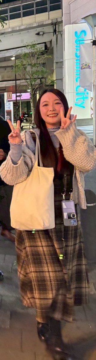 飲み会帰り写真の切り抜き📷✨
ご機嫌ダブルピースのつもりでしたが全く無意識で小指がピーンとなって不思議ポーズになってました笑