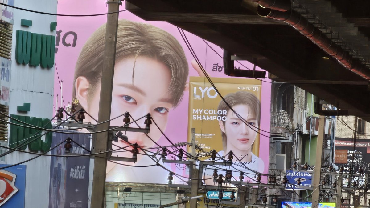 กำลังเดินข้ามสะพานลอยกลับบ้าน จ๊ะเอ๋!!!! เจอน้องนิวด้วย

#NuNew 
#LYOMYCOLORxNuNew
#LYOxNuNew 
#LYOThailandOfficial