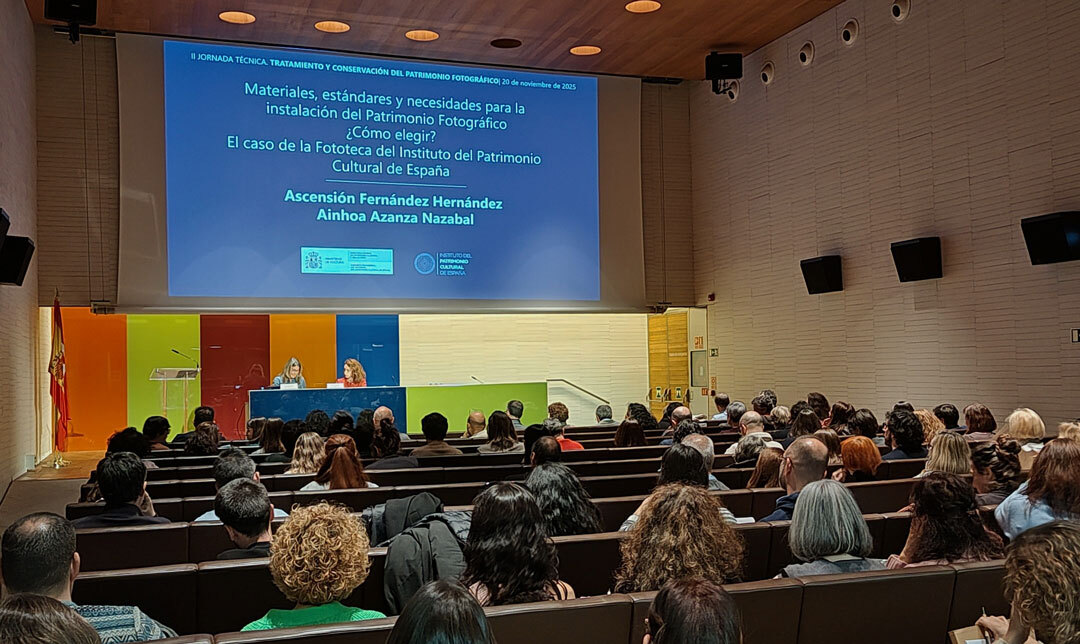 PatrimonioCM's tweet photo. ¿Qué se debe tener en cuenta para elegir materiales para la instalación de patrimonio fotográfico?
👉Ascensión Fernández y Ainhoa Azanza hablaron sobre esto y el caso de la Fototeca del #IPCE en la II Jornada Técnica de Tratamiento y Conservación del Patrimonio Fotográfico. https://t.co/ScRiSqnX36