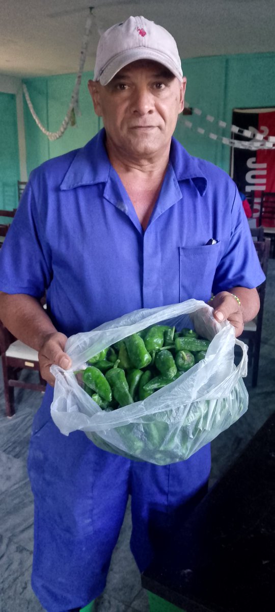 En hora de la mañana nuestro agricultor nos trae está bellesa de ajíes. Una bella forma de comenzar el día 
#MatancerosEnVictoria 
#VamosPorMas