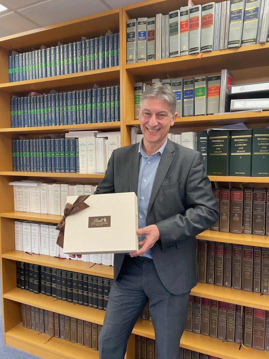 hartbrown's tweet image. What a lovely photo of the fantastic Mark Wisby, Senior Associate in our Personal Injury &amp;amp; Clinical Negligence department, holding a generous thank-you gift from one of the department's clients! 

#HappyClients #ClientGifts #GreatTeamwork