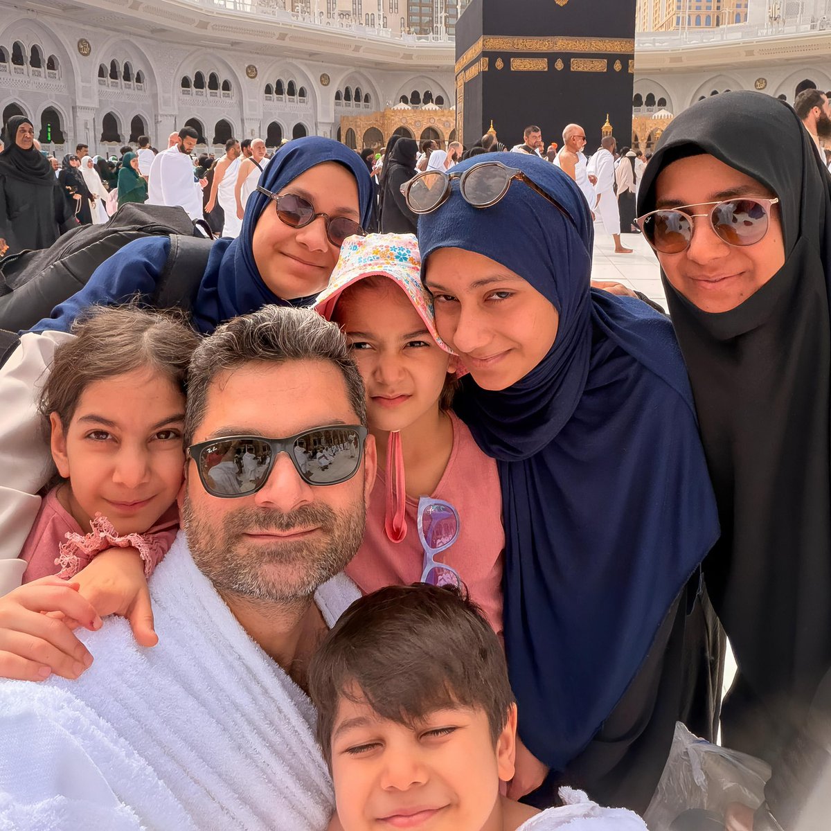 AdemMetan's tweet photo. Gaziantepli Yasin Bey.
Eşi ve beş evladıyla birlikte Gaziantep’ten çıktıkları umre yolculuğunu, Togg ile Suudi Arabistan’da tamamladılar.

Kendisi, aynı zamanda takipçim. Yol boyunca çektiği kareleri benimle paylaştı.
Açıkçası, hem anlattıkları hem de fotoğrafların ruhu gerçekten etkileyiciydi.

Bazı yolculuklar, sadece gidilen mesafe değildir; inançtır, sabırdır, birlikte yaşanan bir hatıradır.

Bu güzel anları, sizlerle de paylaşmak istedim. Ve aşırı hoşuma gitti. Gaziantep’e gittiğimde misafirleri olacağım.