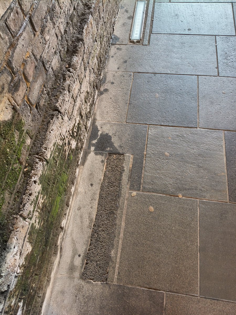 carrickfin's tweet photo. @essexhighways @ChelmsCouncil @mariecgoldman @David_Loxton @BBCEssex  what sort of repair to a ground level streetlight ( under Duke St bridge, Chelmsford) is this? Doesn't look like the light will ever be brought back into use! This make-safe is very silly. https://t.co/amdHGPRK4A