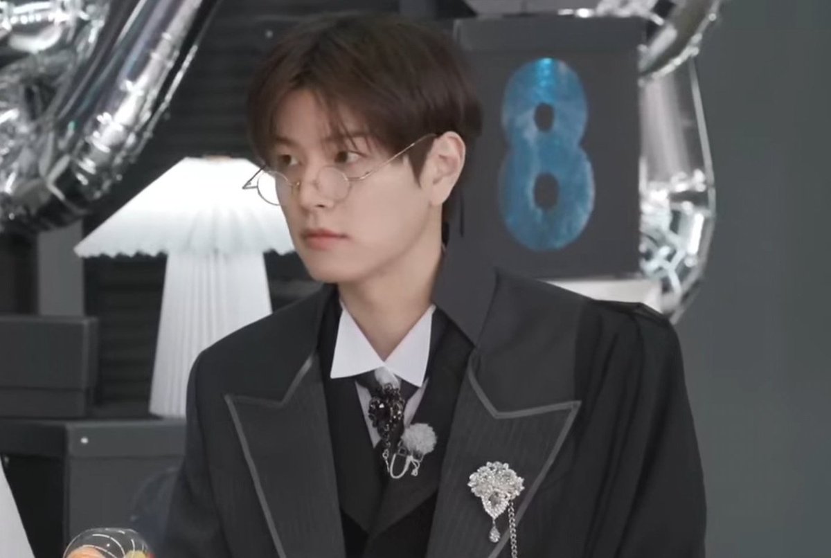 do you think i can ask my work for a day off to rest and recover from this seungmin look ???????