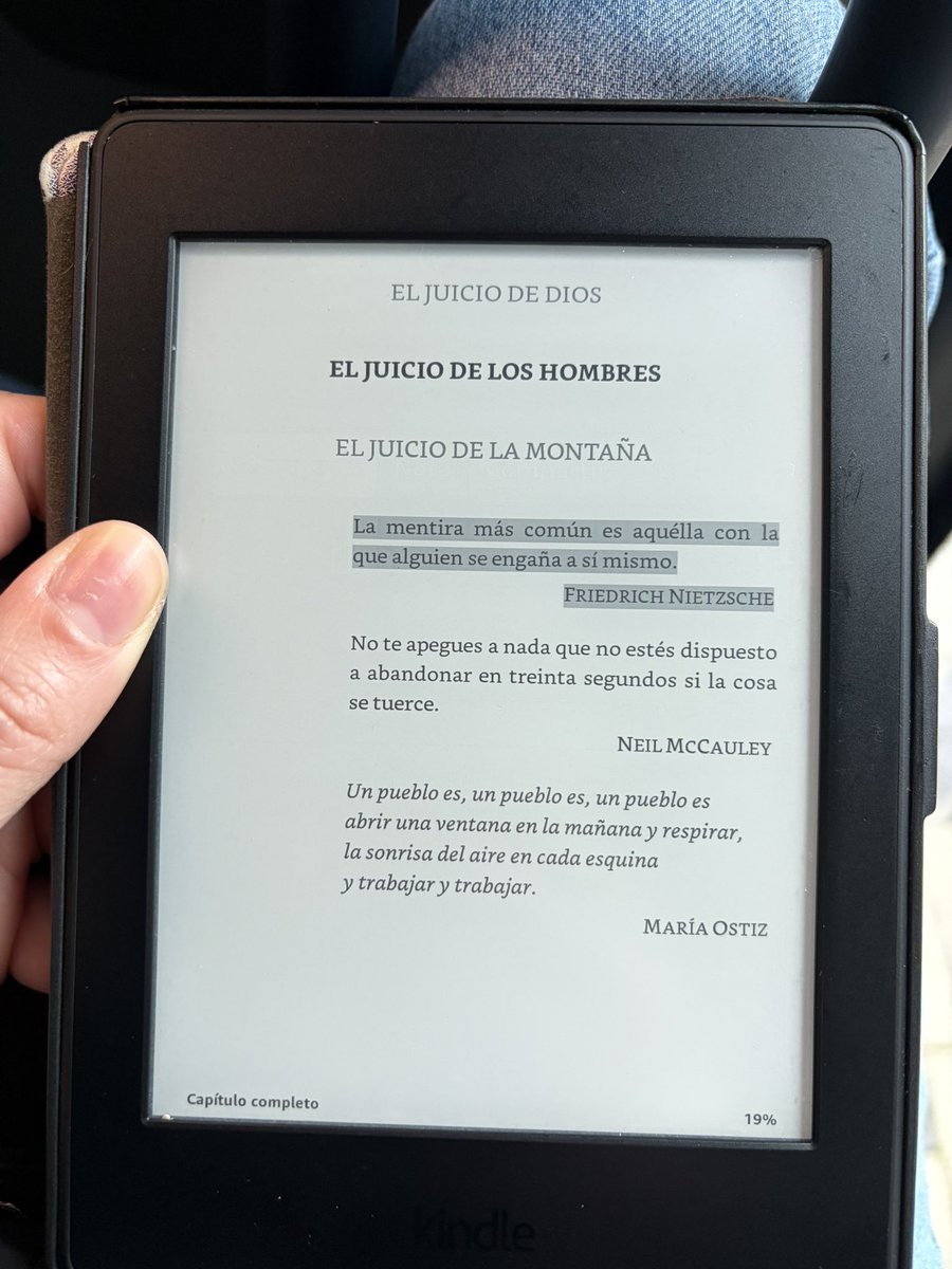 ¿Os acordáis del tweet de <a href="/raoulvazquez/">RAOUL</a> de "Cada quien se engaña con la mentira que más le conviene?" 
Pues leyendo, Mentira, el último libro de <a href="/JuanGomezJurado/">Juan Gómez-Jurado</a> me he acordado de  las sabias palabras que dijo en su momento Raoul.