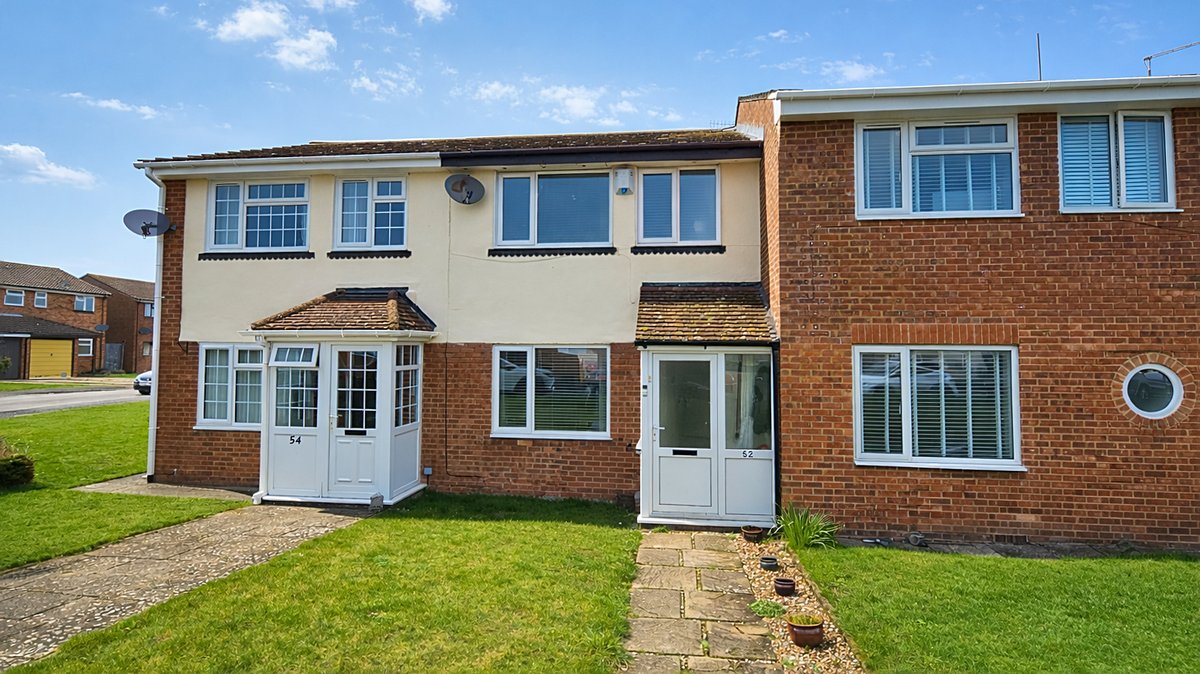 DC_Estates's tweet image. ✨Price Change
No chain. Three bed terrace in Greenhill with large through lounge/diner, conservatory, rear kitchen, gardens front and rear, garage en bloc. Close to shops, schools, station and seafront.

Read more: davidclarke.co.uk/?p=227377&amp;amp;depa…

#ForSale #KentHomes