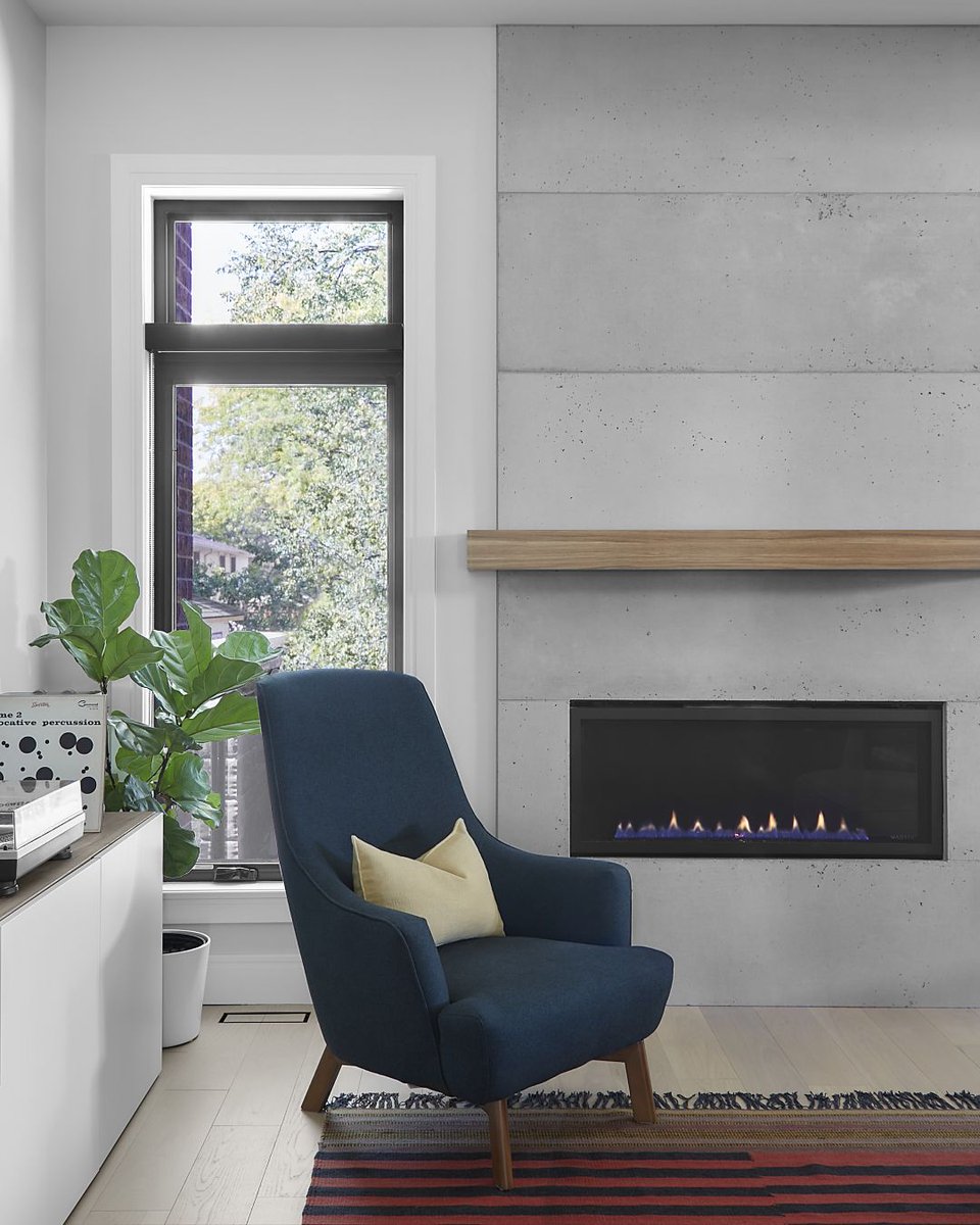 anthonyhandcast's tweet image. Small but impactful. These homeowners wanted a cozy fireplace surround in their family room but faced space limitations and window constraints. Read how this design was accomplished on our website!

Colour: Smoke
Texture: Raw

#spaceplanning #fireplacedesign #inteirordesign