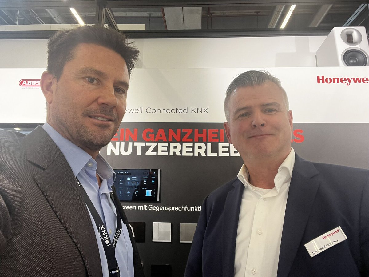 Futurasmus's tweet photo. En el stand de Honeywell vimos su nuevo portfolio Connected KNX, centrado en ofrecer una experiencia de usuario completa.
Da gusto ver que fabricantes de este nivel apuestan por KNX en su catálogo.
#futurasmus #Honeywell #KNX #Automatizacion #SmartBuilding #LightAndBuilding https://t.co/d41jqJeH8G