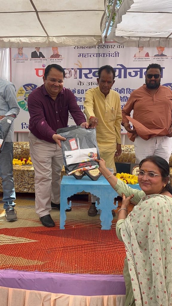 mlarawatbwr's tweet photo. राजस्थान के यशस्वी मुख्यमंत्री आदरणीय श्री भजनलाल जी शर्मा के नेत्तृत्व में युवाओ को अपनी खेल प्रतिभा को निखारने का एक मंच मिल रहा है पंच गौरव योजना में ब्यावर जिले के लिए हॉकी खिलाड़ियों को आज जिला मुख्यालय पर खेल किट और सामग्री प्रदान की गई।
@BhajanlalBjp https://t.co/CpmApvmf77