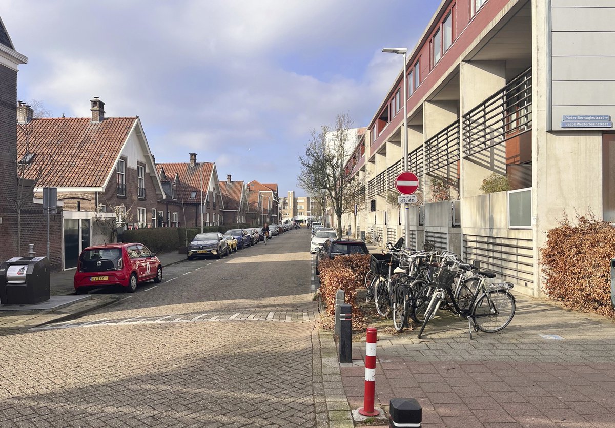 ‘Alles wat kapotgaat of gesloopt wordt in de stad maakt plaats voor iets nieuws. Het is een eeuwige metamorfose.' (Arno Haijtema) De #Croesestraat in #Utrecht, gefotografeerd in maart 1976 en door mij, maart 2026. #stadsmens <a href="/ZowasUtrecht/">Zo was Utrecht</a>