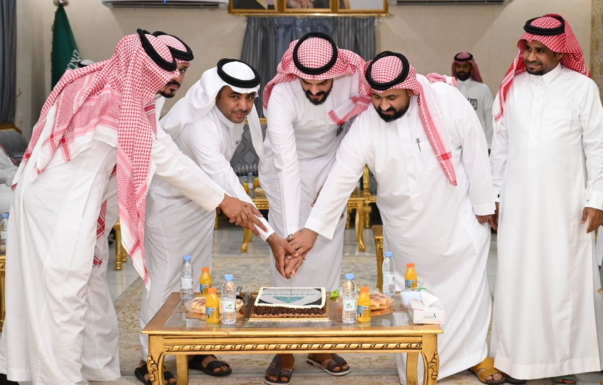 بمناسبة #عيد_الفطر_المبارك أقامت #بلدية_الحرث حفل معايدة لمنسوبيها بحضور رئيس البلدية المهندس محمد بن علي حكمي، الذي قدّم التهنئة لجميع الموظفين بهذه المناسبة السعيدة، سائلاً الله أن يعيده على الجميع بالخير واليُمن والبركات.