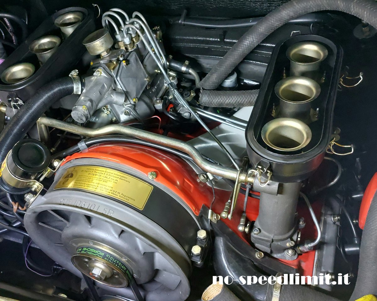 NoSpeedLimit_it's tweet image. Those magnesium stacks of the #porsche91122s #boxerengine #flatsix and the #MFI are pure #engineporn!
