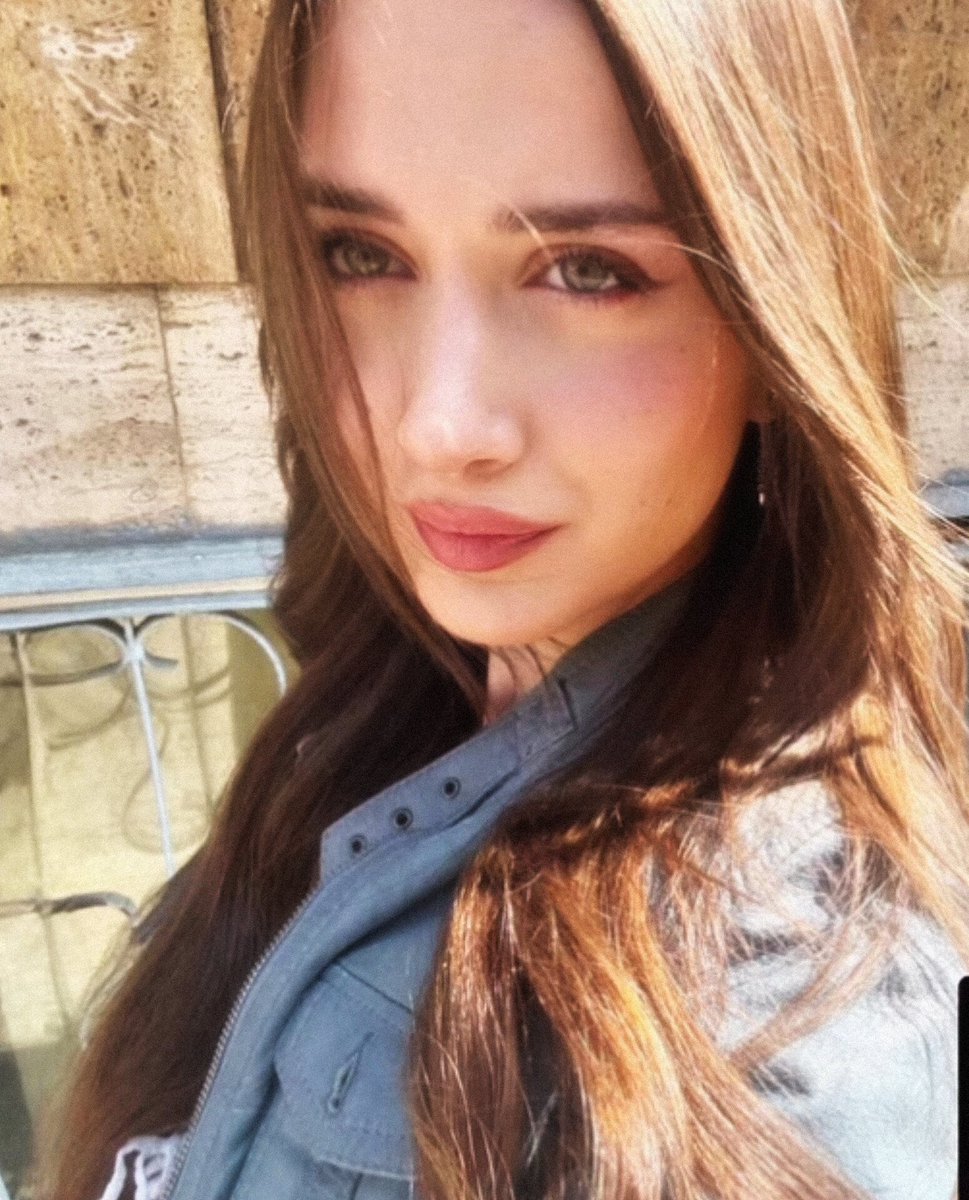 —Renkli göz çok başka bi olay yaaa gözlerine bakmaktan kendimi alamıyorum
boncuk gözlü,bebek yüzlü barbieeee gibi kız maşallahh 
—#ilsudemirci-#Arafta