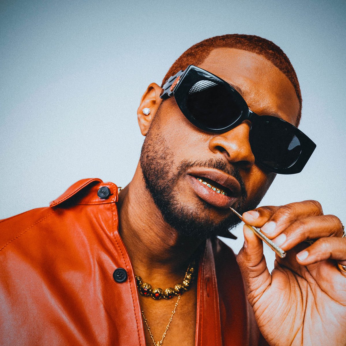rapworldbr's tweet photo. Em nova entrevista, Usher diz que NUNCA falará mal de Diddy:

"Eu não tenho nada de negativo a dizer sobre Sean Combs(Diddy) porque a minha experiência com ele não foi o que o mundo viu e nem a forma com que ele tem sido retratado”

Aí é loucura.. https://t.co/HMKKqEK91J