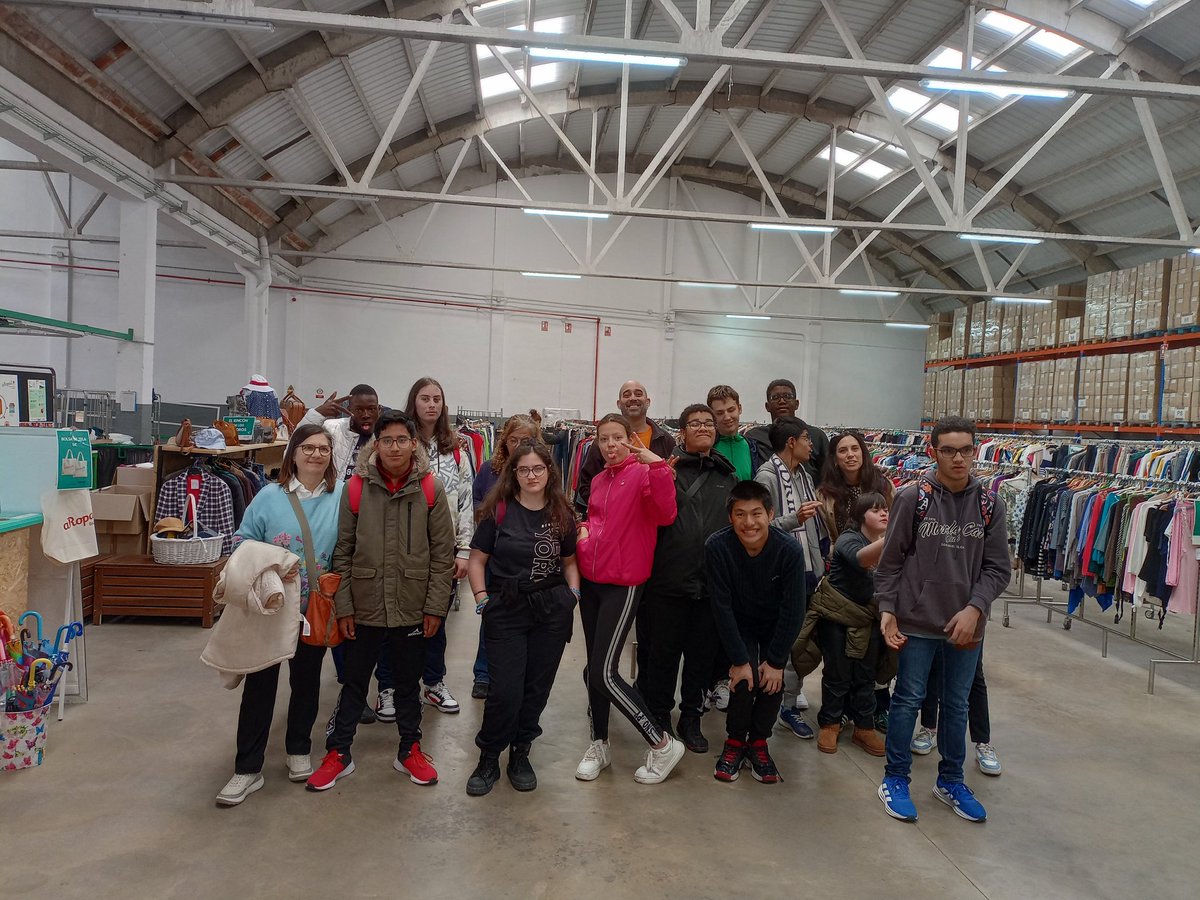 aRopa2_zaragoza's tweet photo. Hoy recibimos en aRopa2 la visita de @somosatades para conocer cómo trabajamos: recuperamos ropa, le damos una segunda vida y generamos empleo de inserción social. Gracias por el interés y la cercanía. Seguimos sumando.
#aRopa2 https://t.co/X5lAWD3H2d