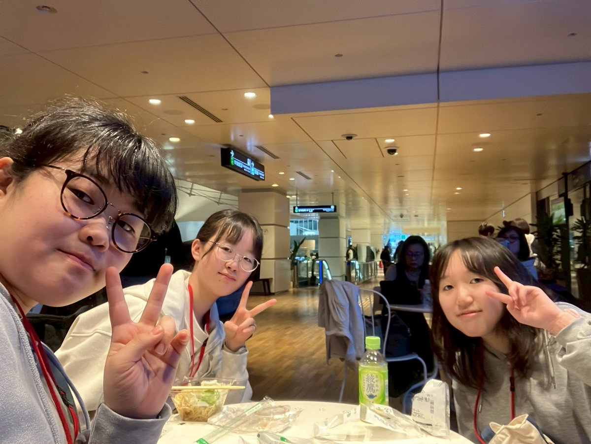 makubetsu_town's tweet photo. 【幕別町中学生・高校生海外研修】生涯学習課です
羽田空港に到着し、荷物を預けた後は束の間の自由時間。外貨両替や夕食とるなどして各自過ごしています。この後いよいよ出国手続きをして、オーストラリアに向かいます。 https://t.co/azXJDugEK0