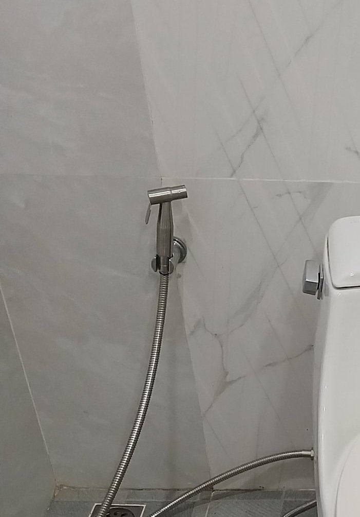 이거 뭔지 아시죠?

베트남 화장실에 있는

비데입니다.

물호스로 바닥 청소할때도 쓰고

응꼬 씻어낼때도 씁니다.